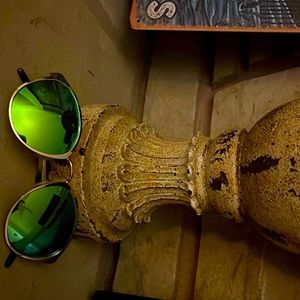 Aviator mirrored sunglasses